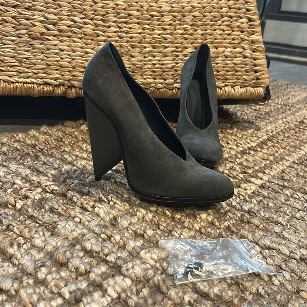 NEW Balenciaga Paris Grey Suede Leather Elegant Gray Block Heels Size 39 - Picture 2 of 10